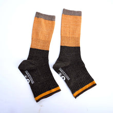 画像をギャラリービューアに読み込む, Socks - brown / SOCKS